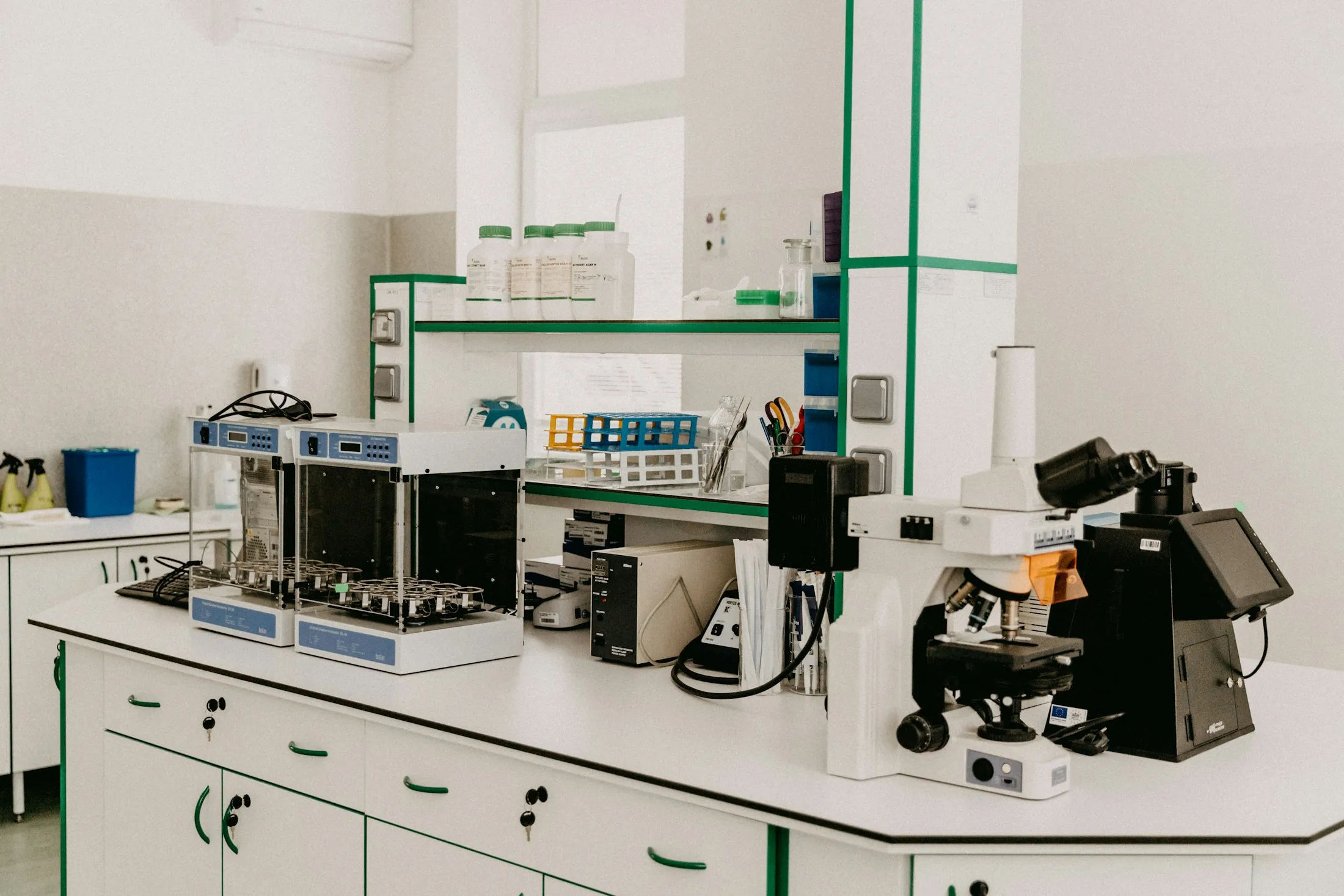 Analytical laboratory bench